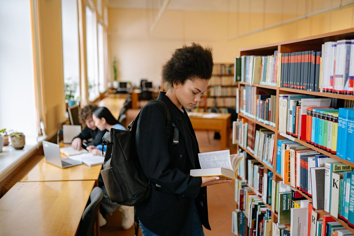 Student in library with books